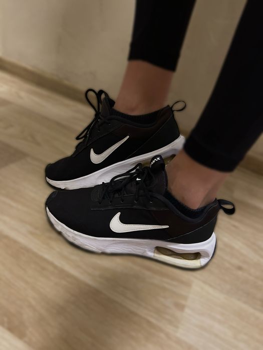 Спортни обувки NIKE