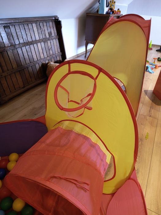 Cort cu piscina cu bile  și tunel copii