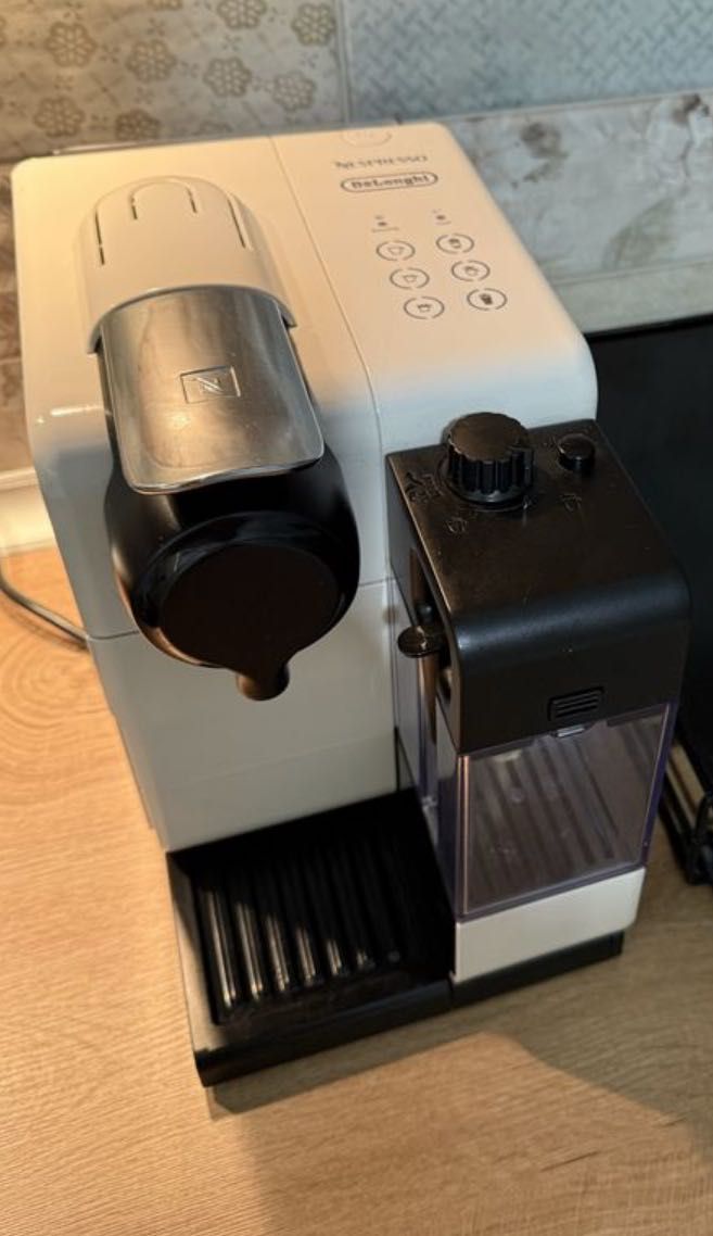 Кафемашина с капсули Nespresso De'Longhi