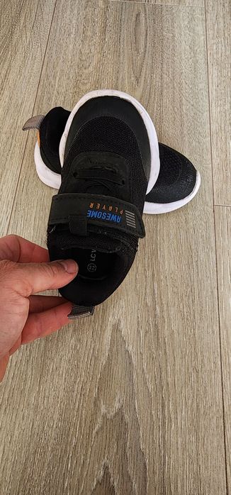 Продавам бебешки летни маратонки LC WAIKIKI