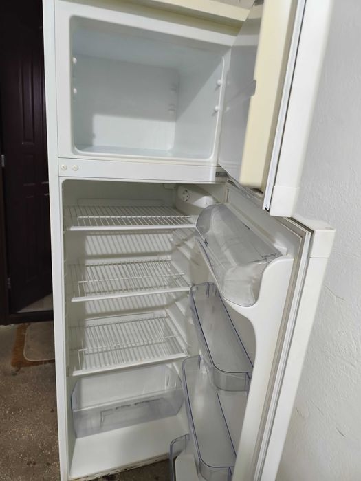 Vând frigider. Topoloveni