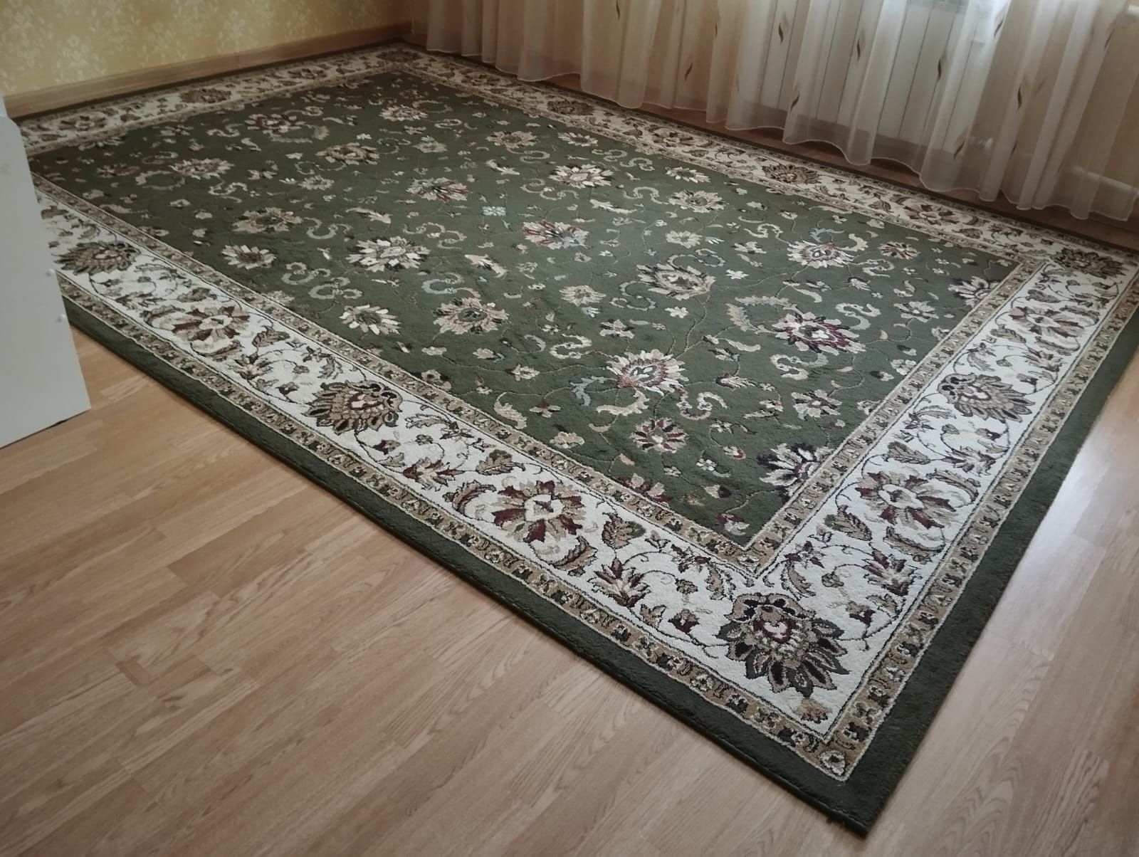 Продам Ковёр 2,5 × 3,5 м.