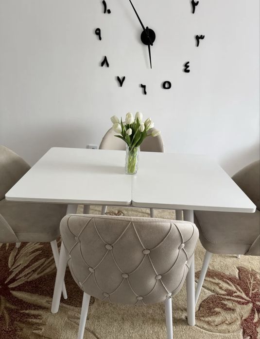 Раскладной стол и мякгие стулья (стол-стул; обеденный)