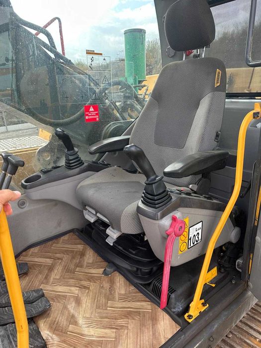 VAND Excavator pe senile Volvo 250DL