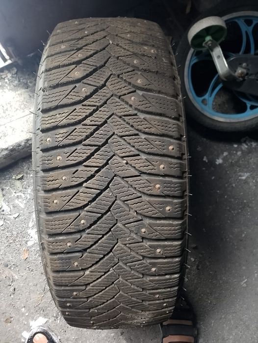 Продам зимние шипованные шины