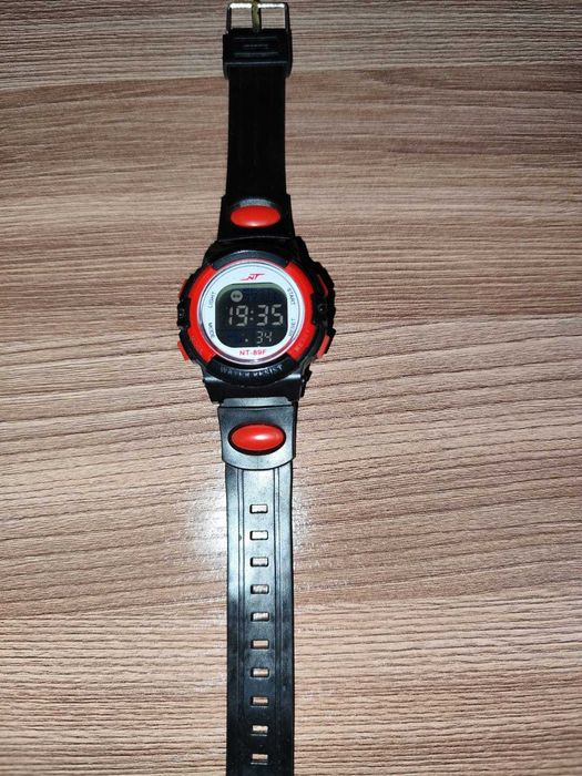 Продам детские наручные электронные часы