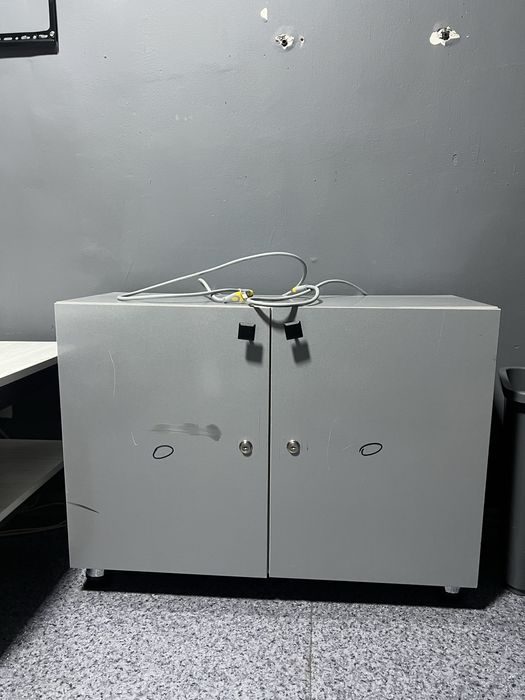 Продам 2 тумбочки с ключами в хорошем состоянии