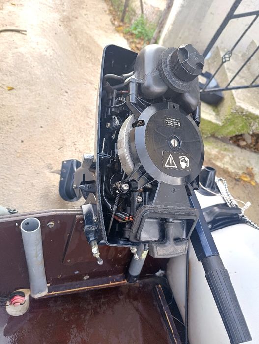 Лодка с извънбордов двигател 2 так. 4.кс Evinrude