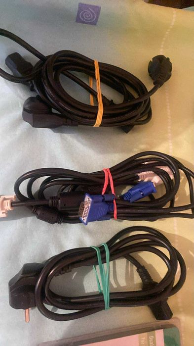 Продавам техника само за 10 лв - Камера Canon, флашка, рутер, charger