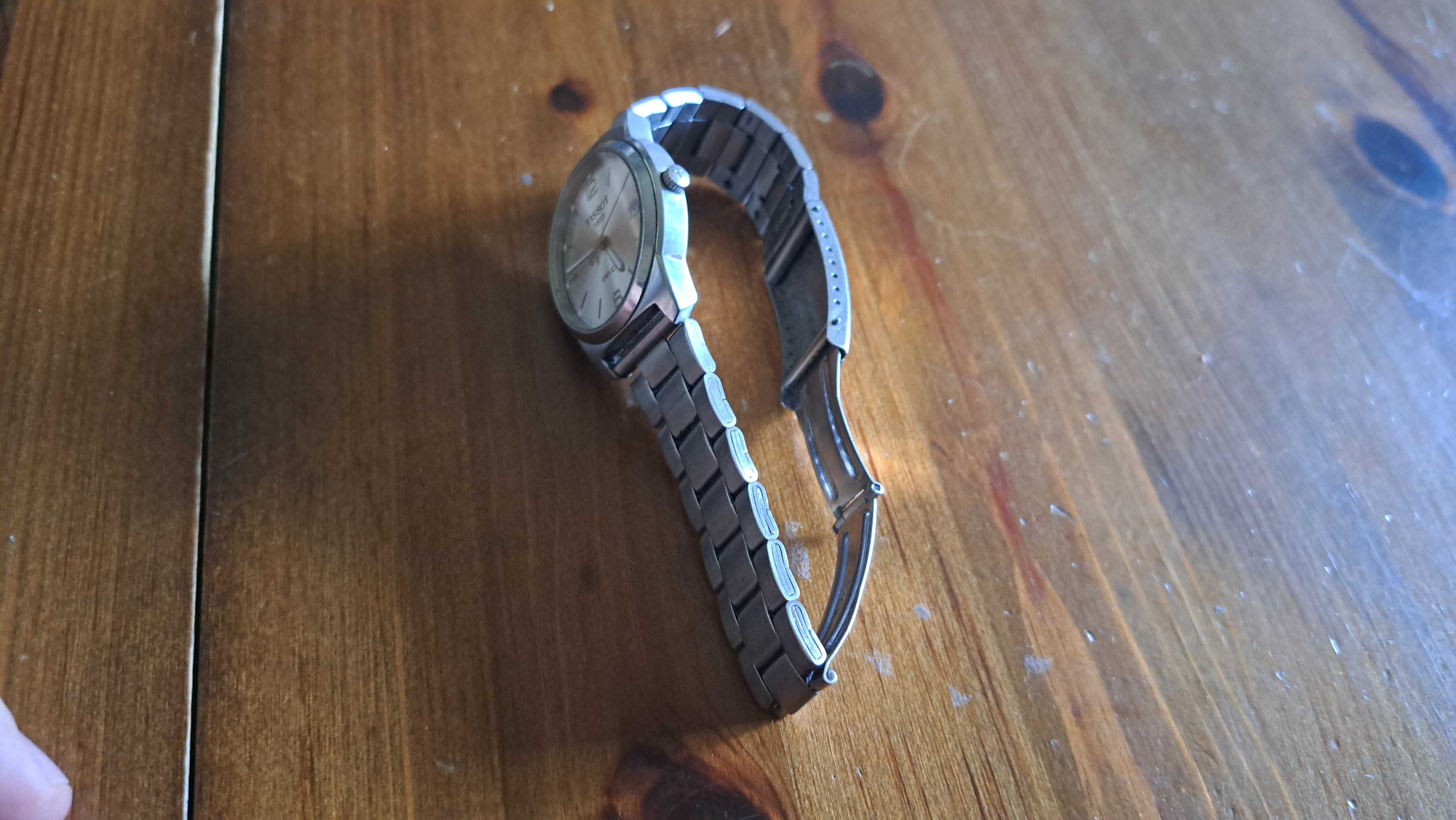 Швейцарски часовник Tissot PR 100 с повреда