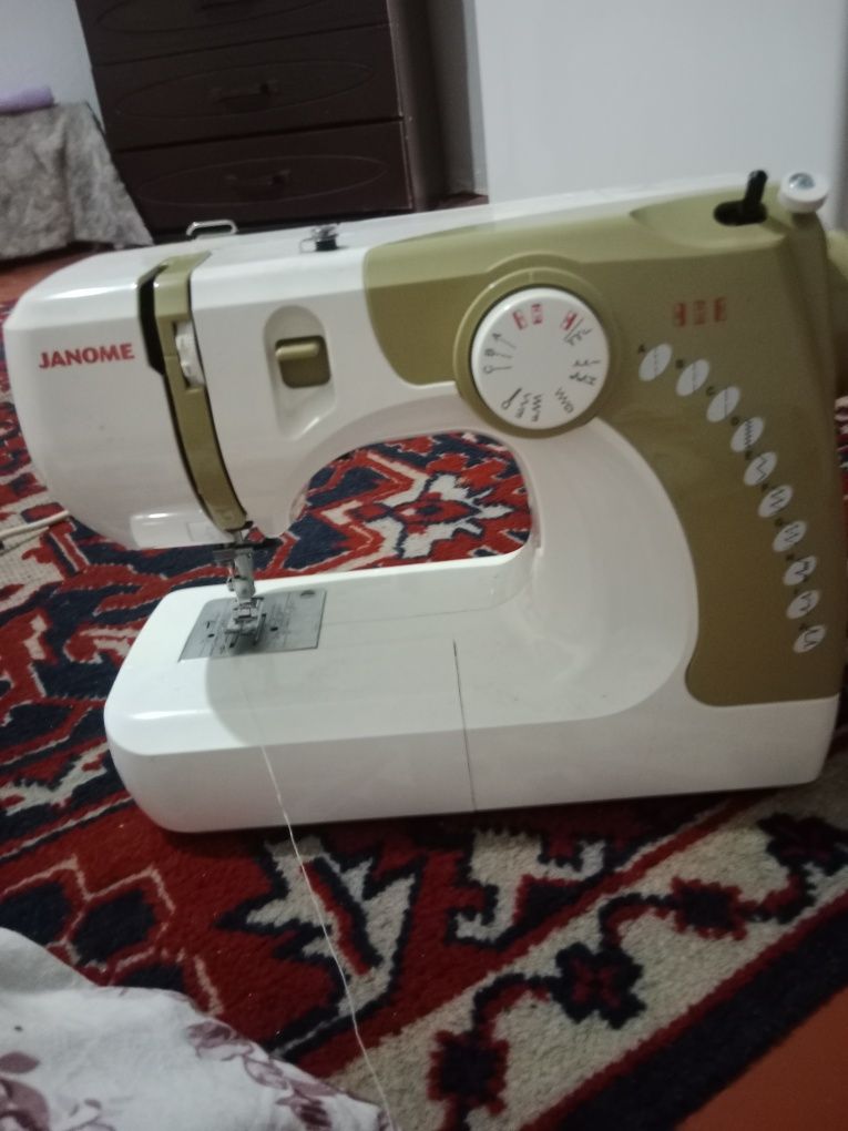 Продам швейную машинку