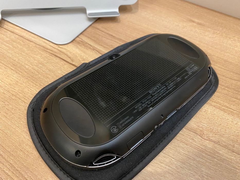 Sony PS Vita Oled – Negru  – 128GB – Modată + Jocuri