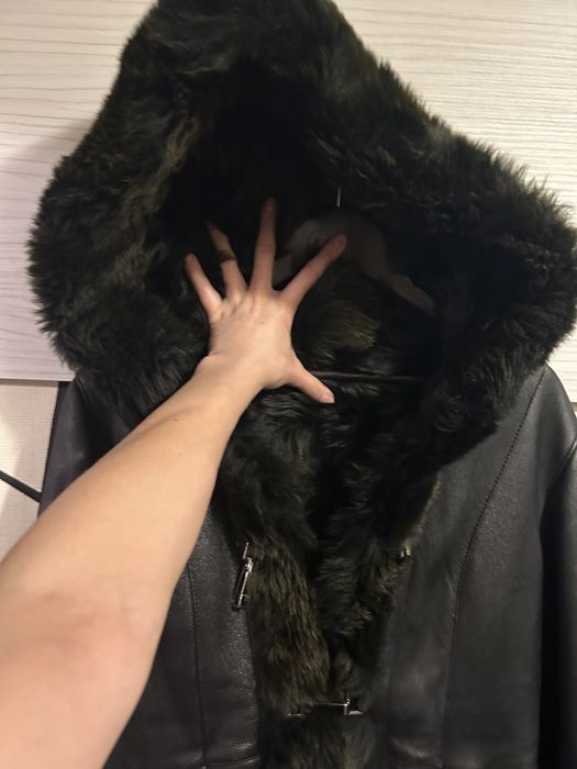 Vând haină din piele naturală