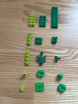 Lego, 3 culori: albastru,verde și alb ,15 bucăți din fiecare culoare .