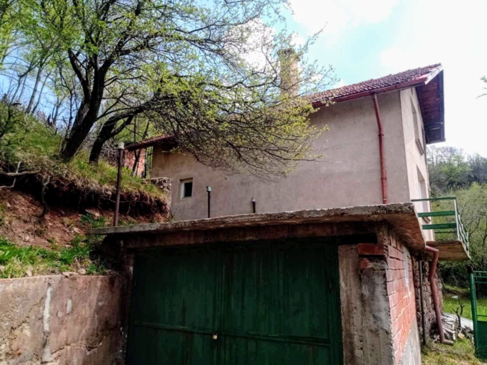 Продава се къща в село Ерул, община Трън, област Перник