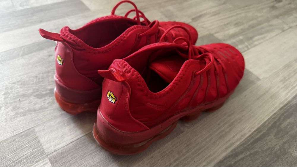 Nike vapormax red plus 44номер