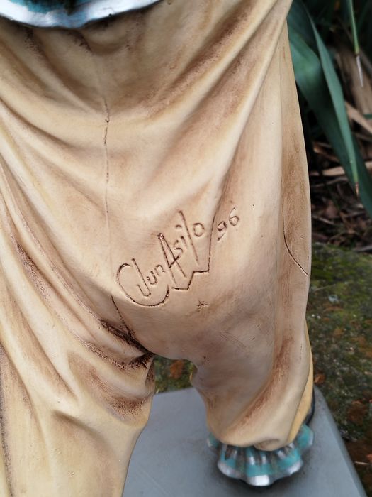 Колекционерска фигура на клоун на филипинския автор Jun Asilo