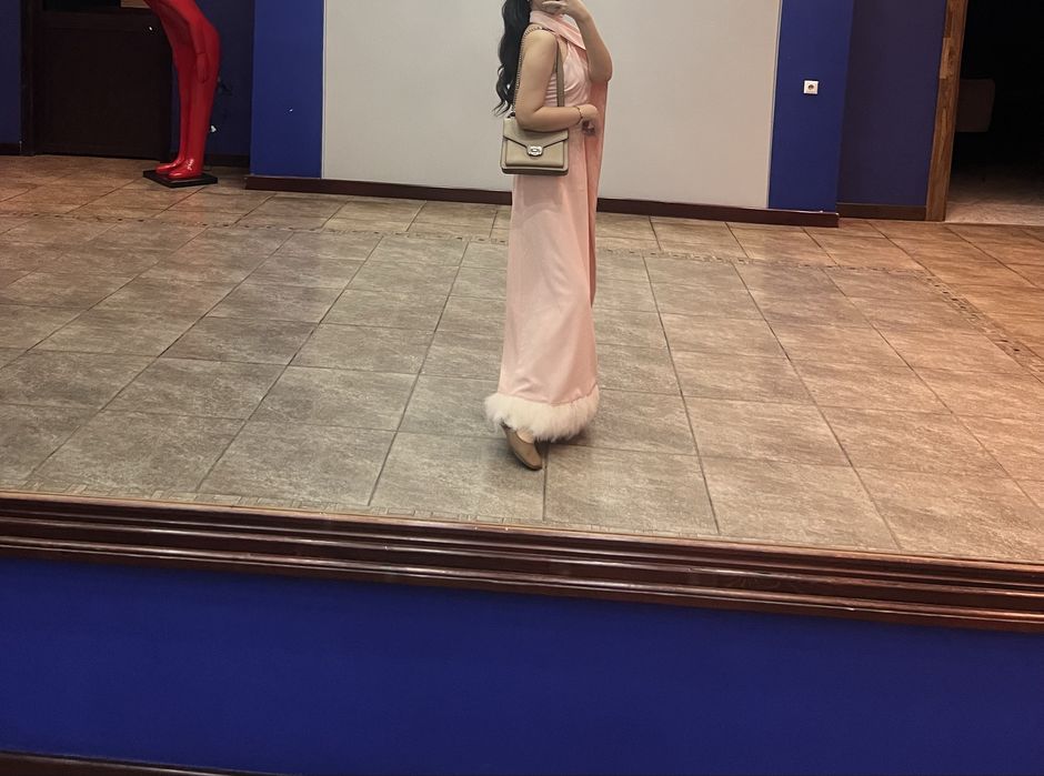 Вечернее платье с перьями