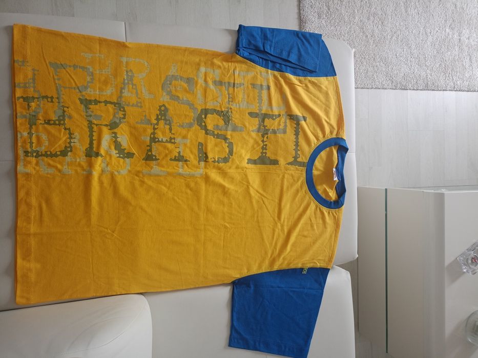 Vând tricou cu  imprimeu,nou nouț, produs de calitate superioara.