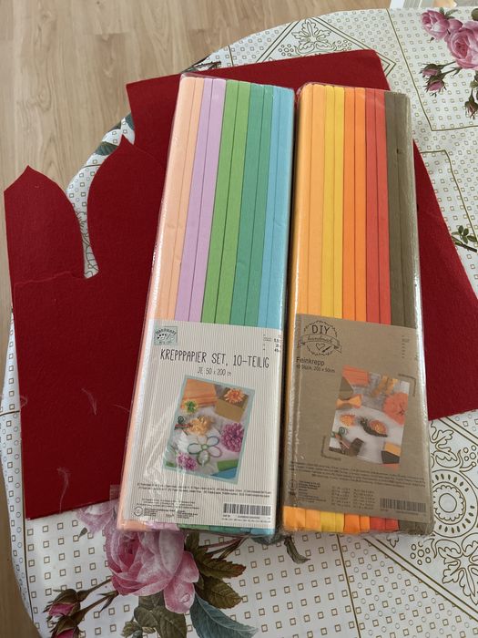 Цветная гафрированная бумага  и кусок войлока