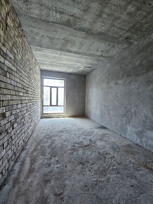 Коробка. 1100$ 1 кв.м Гагарина 2 этаж 4 хона 136кв сквозной