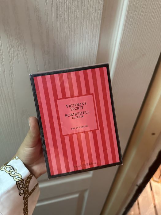 Victoria’s secret bombshell intense
