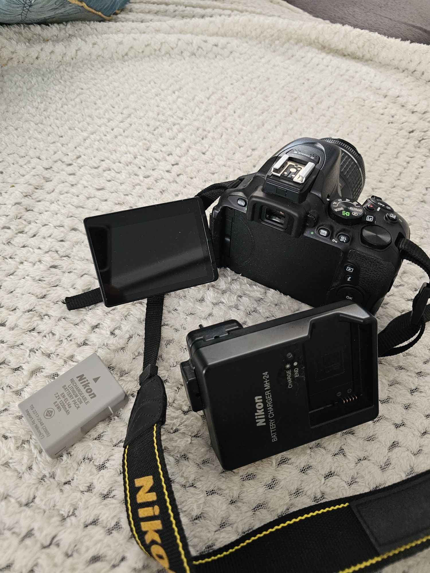 Vând Nikon D5600 - aparat foto DSLR în stare excelentă
