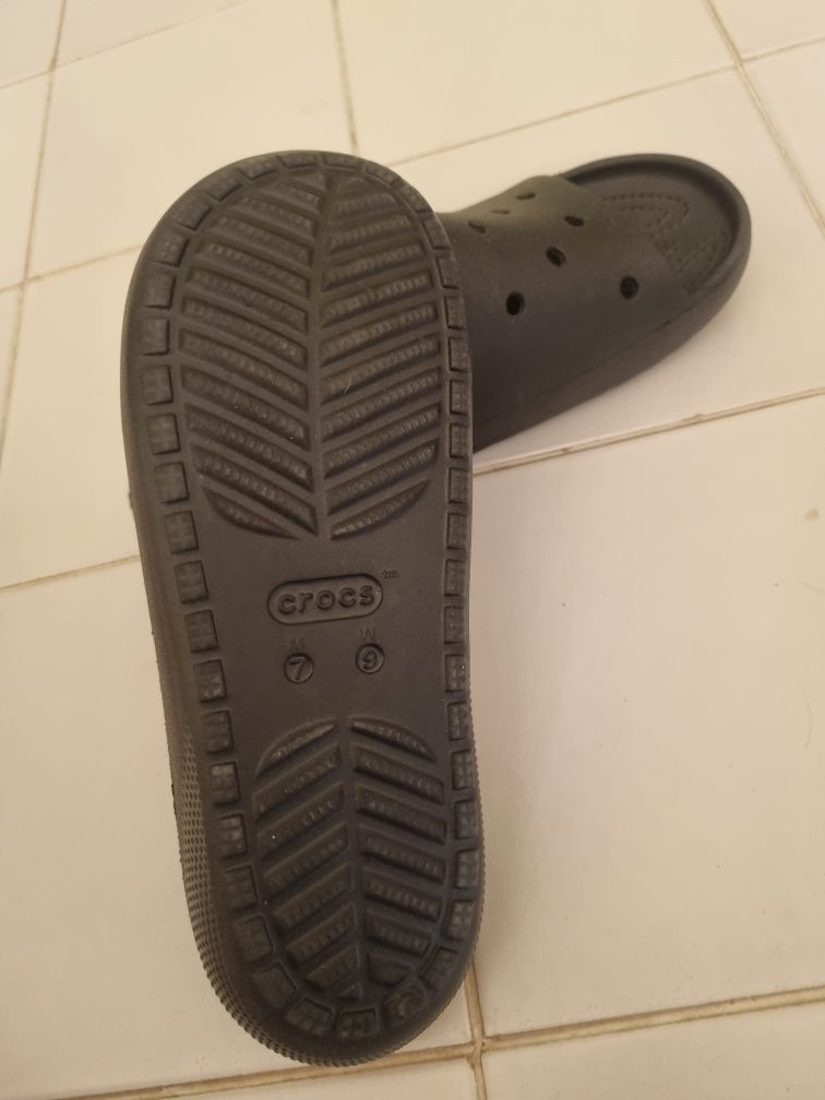 Черни чехли на CROCS