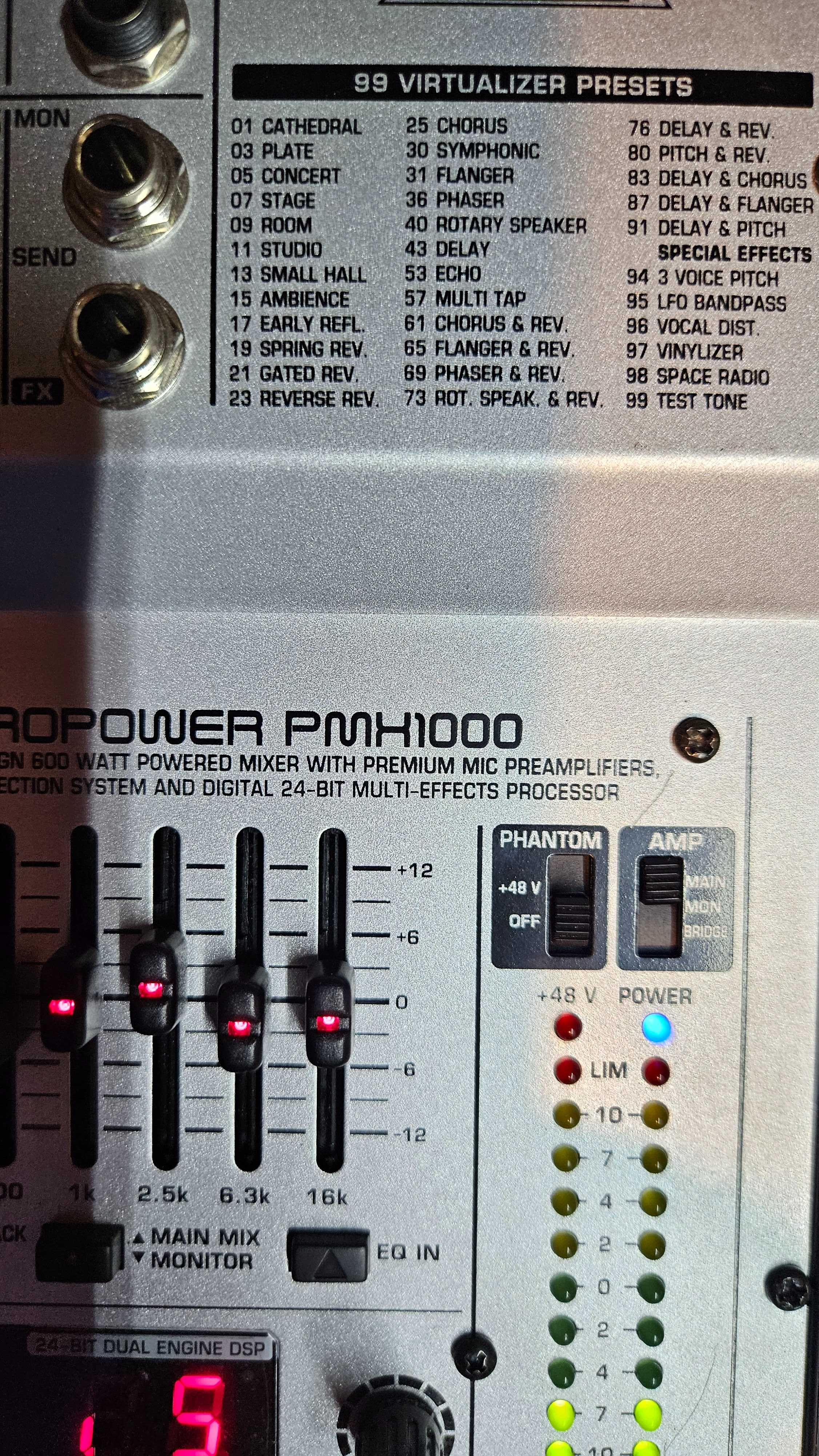Behringer PMX1000 2X300 WATI /4 OHMI 600 WATI bridge 100 efecte
