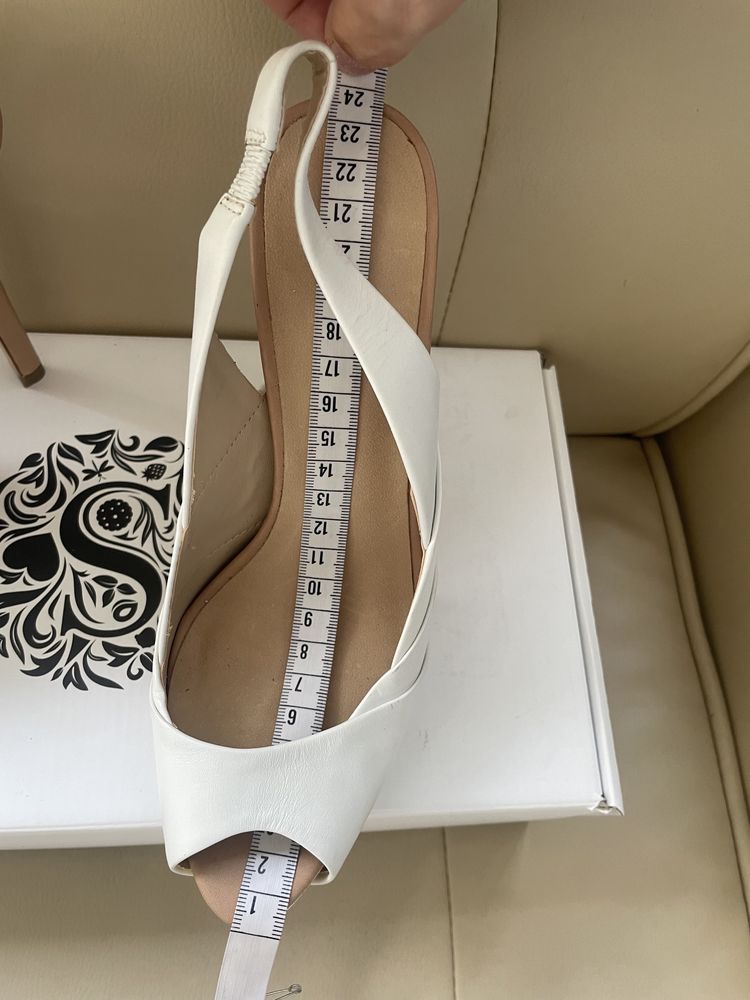 Pantofi -sandale noi zara nr 36, alb/ nude ,piele naturala, nu Musette