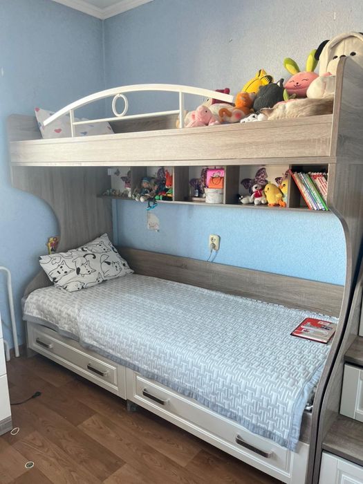 Детский гарнитур (кровать, стол, шкаф, полка)