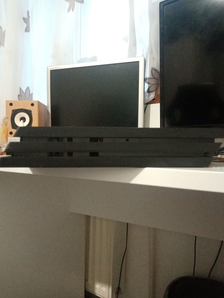 Vând ps4 complet sau separat