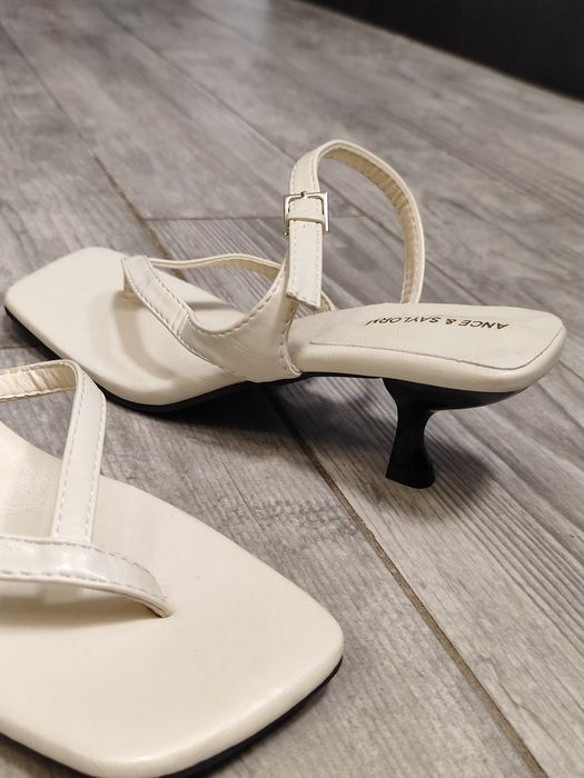 Дамски сандали в бял цвят