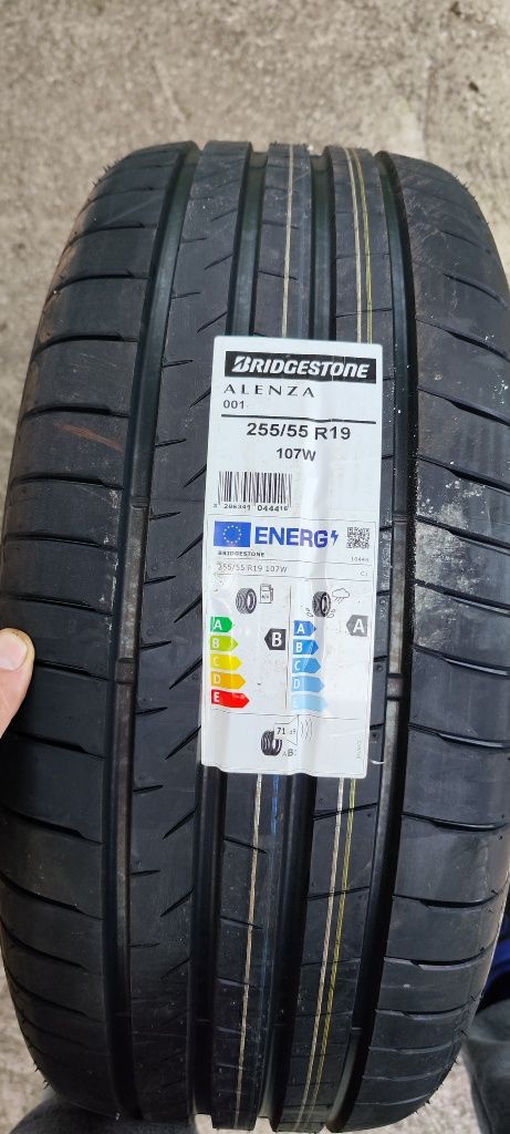 Vând un cauciuc Bridgestone 255 55 R19 Nou