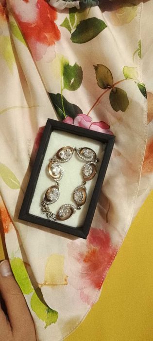 златна гривна със скъпоценни камъни