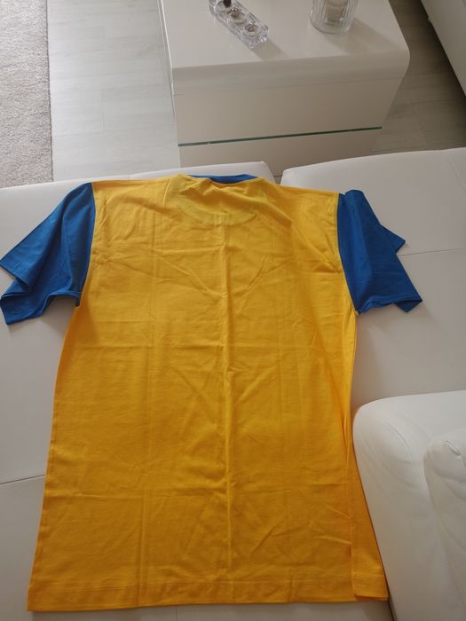 Vând tricou cu  imprimeu,nou nouț, produs de calitate superioara.