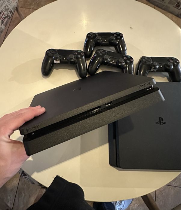 Vand Playstation 4 /Ps4 2 la pachet 1TB plus manete