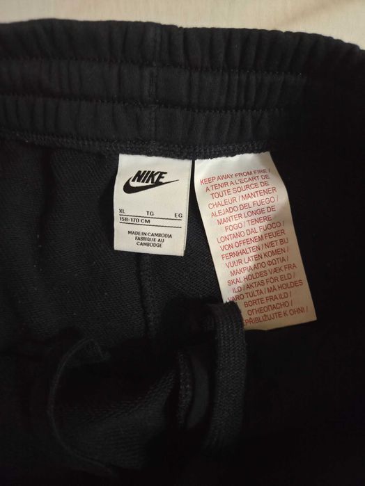 Продавам оригинален nike панталон.