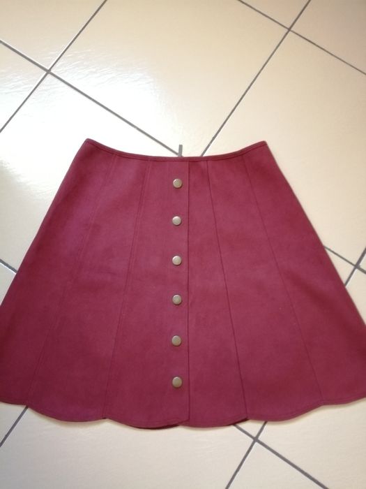 Червена пола с копчета