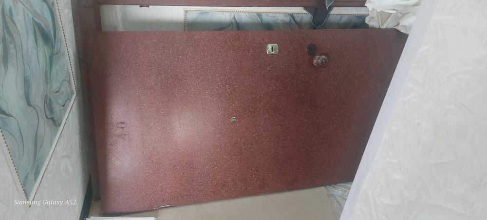 Продам входную металлическую дверь.