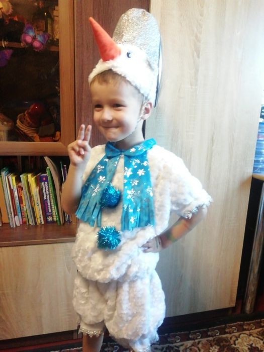 Срочно продам новогодний костюм Снеговика