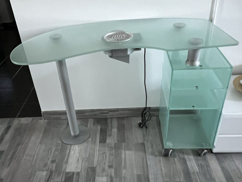 Masa de unghii din sticla cu aspirator electric