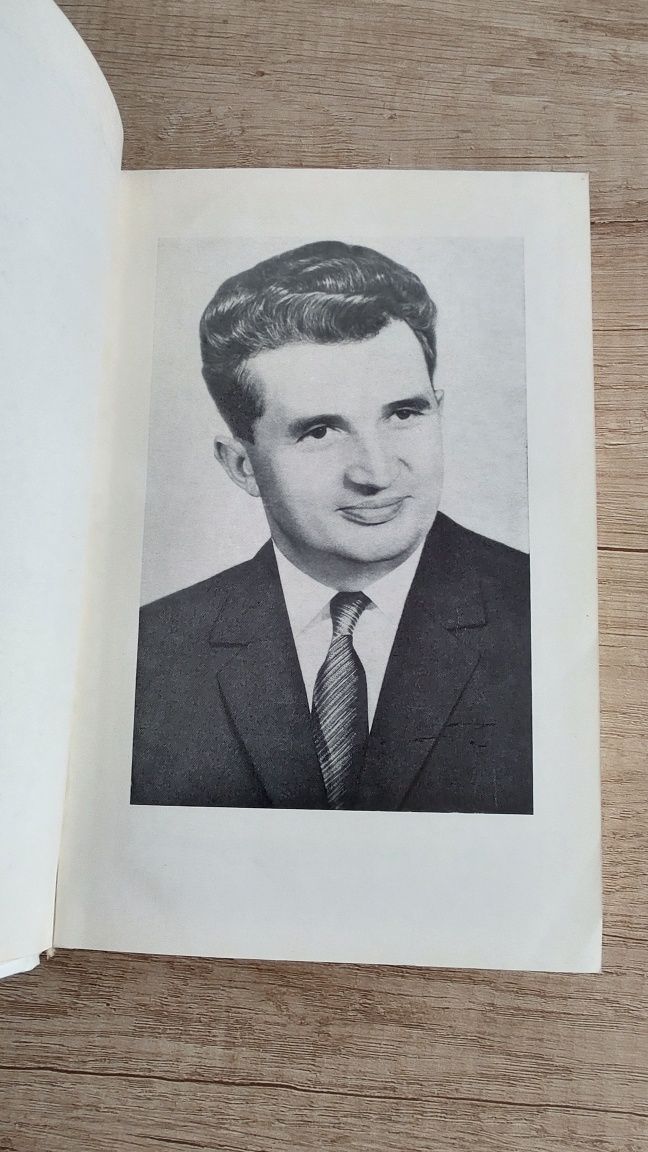 Carte limba franceză Nicolae Ceaușescu 1977