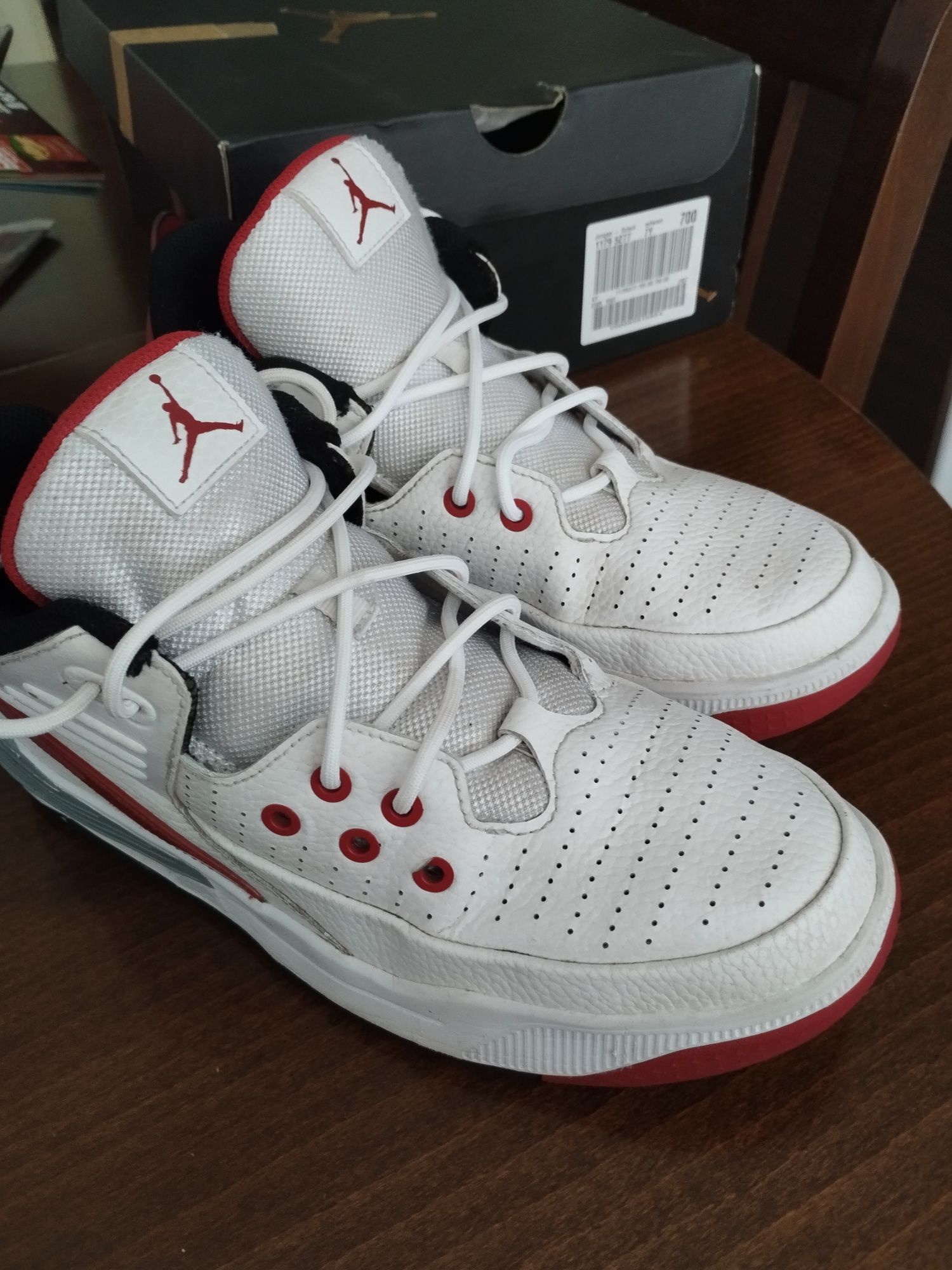Jordan max aura 5