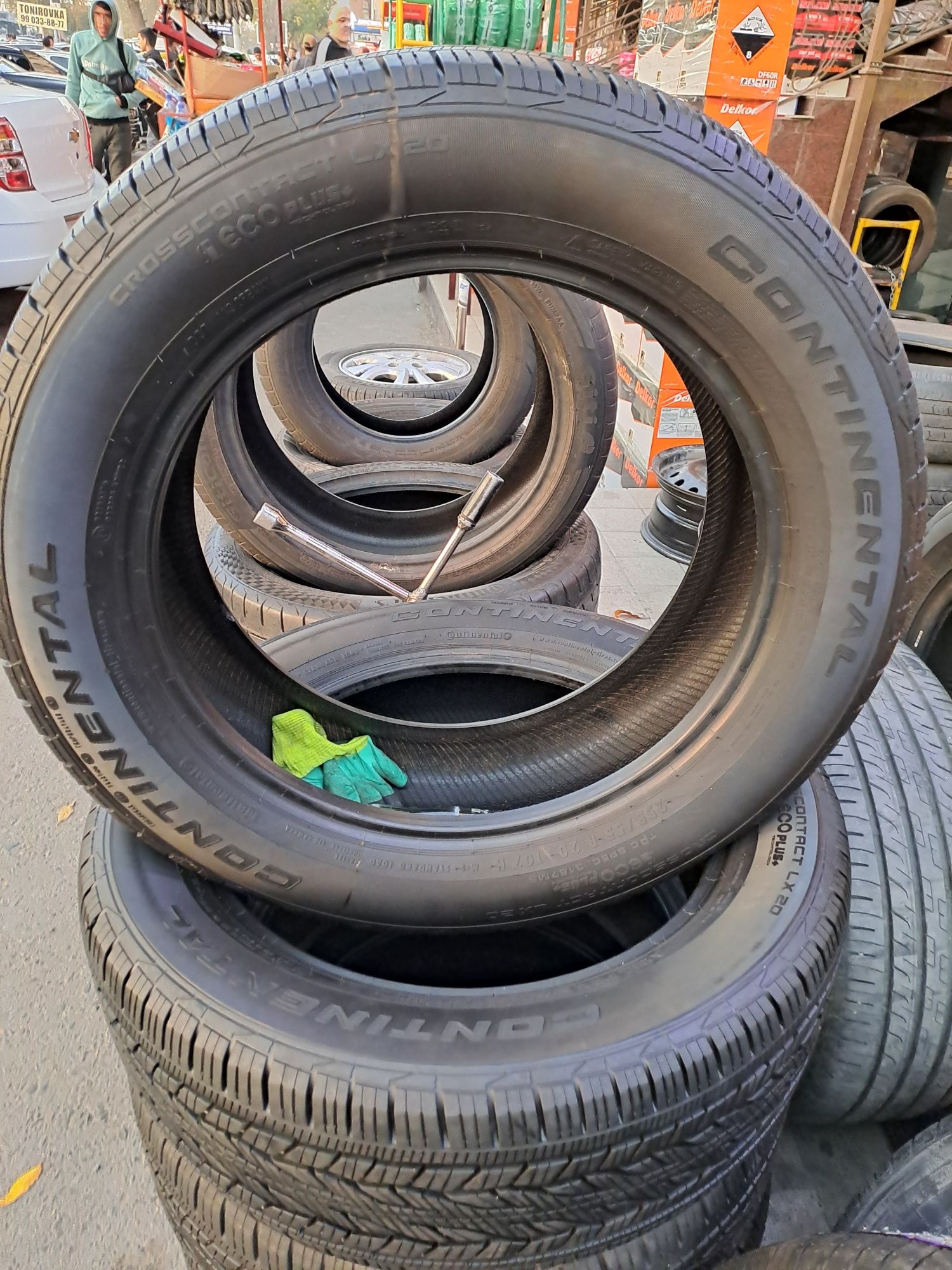 255/55R20 contenintal sotiladi