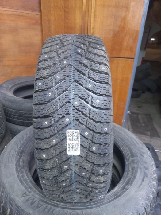 Зимняя новая покрышка