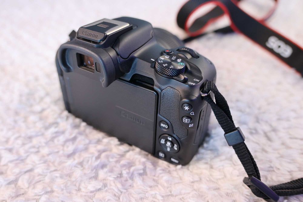 Canon R50 + Canon RF-S 18-45mm f / 4.5-6.3 IS STM с Гаранция до 2026