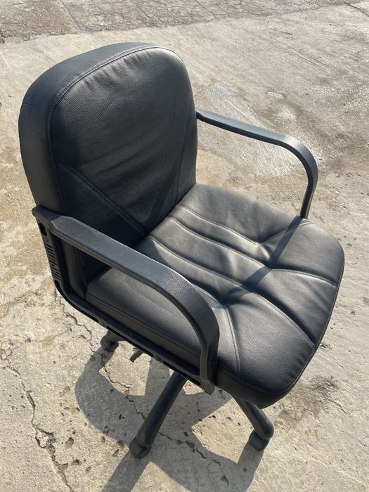 Офисное кожаное кресло, 1 штука.