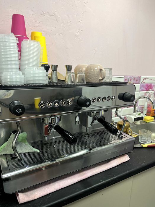 Оборудование для кофейни , кофемашина , кофемолка ,  холодильник