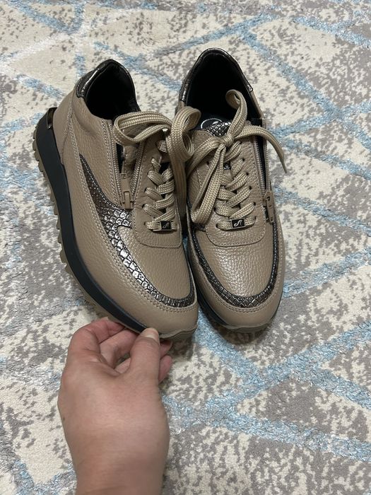 Женские кроссовки